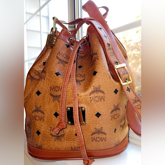 🛍️🛍️💫💫MCM Beautiful Authentic Made in Germany bucket shoulder bag. 🛍️🛍️💫 - Picture 10 of 16
